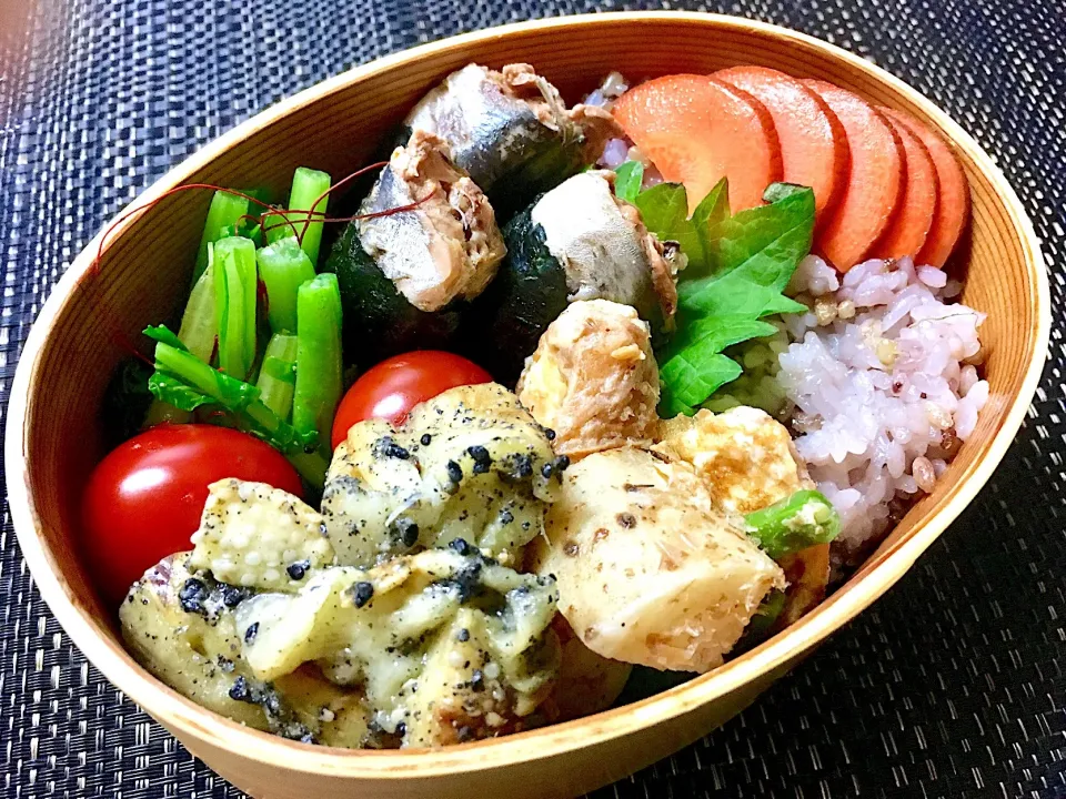 鰯の梅煮の焼き海苔巻き
焼き茄子の黒ごまポン酢かけ
仙台麩と長芋とインゲンのチャンプルー風
カブの葉のナムル
プチトマト
二十一穀ごはん
人参のぬか漬け

食欲の秋とばかりに飲み食いしまくっているので、せめてランチは肉なし野菜多めで。

ナムルは野菜を簡単に美味しくいただけるのでおかず作りには助かりますが。にんにくを控|Naoko Miyataさん