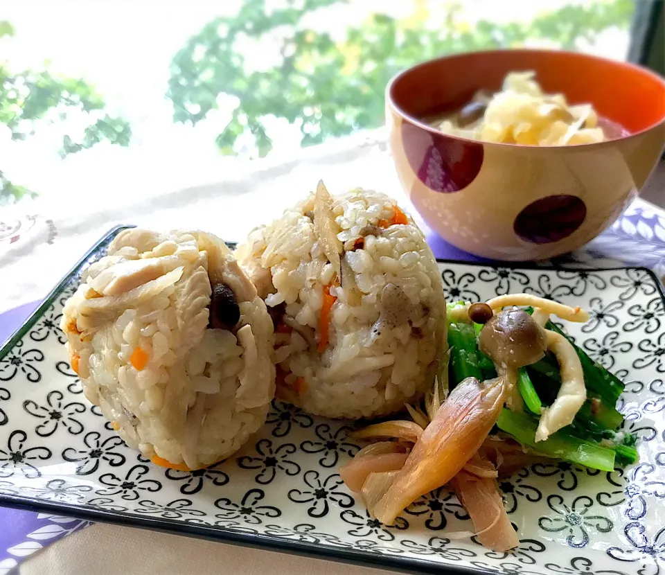 Snapdishの料理写真:昼ごはん  鶏ごぼう飯おにぎり🍙定食|砂雪さん