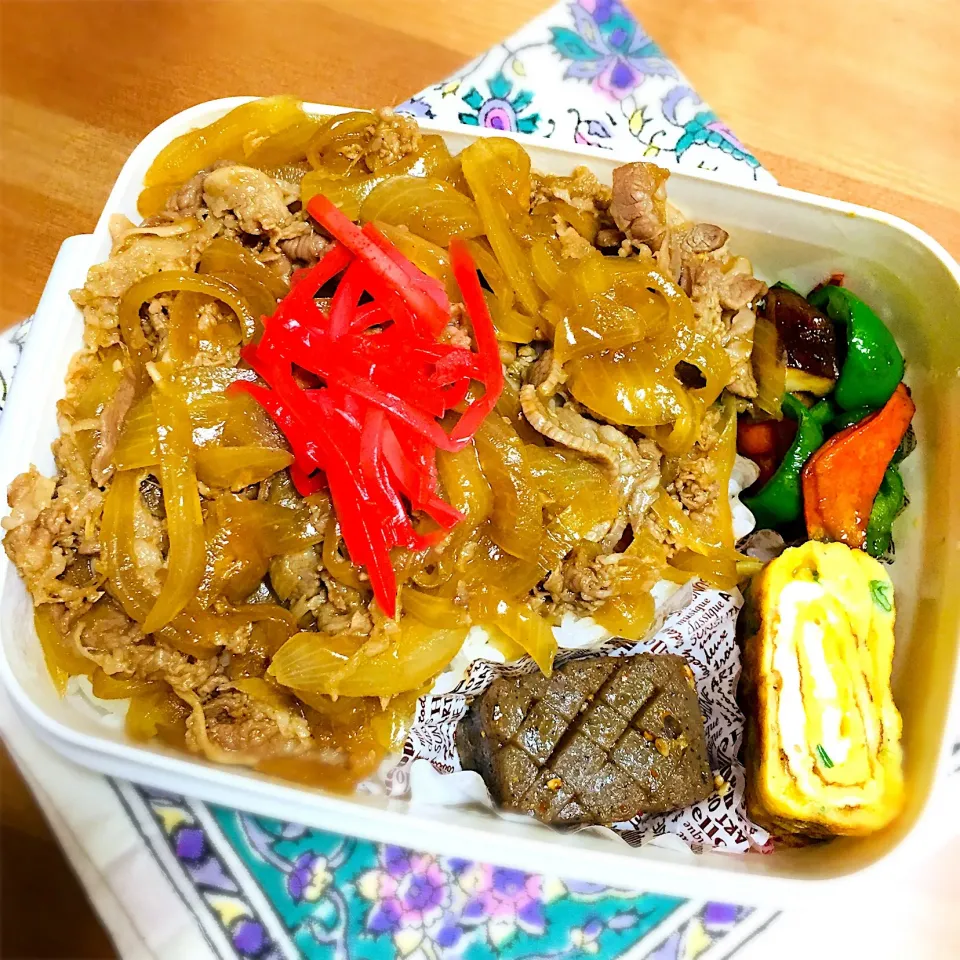 Snapdishの料理写真:玉ねぎたっぷり牛丼弁当🍱
#こんにゃくの煮物#ネギ入り卵焼き #野菜炒め|ayumiさん