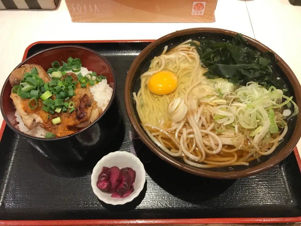 Snapdishの料理写真:かくや両国店でミニチキンソテー丼セット|ddr3rdmixさん