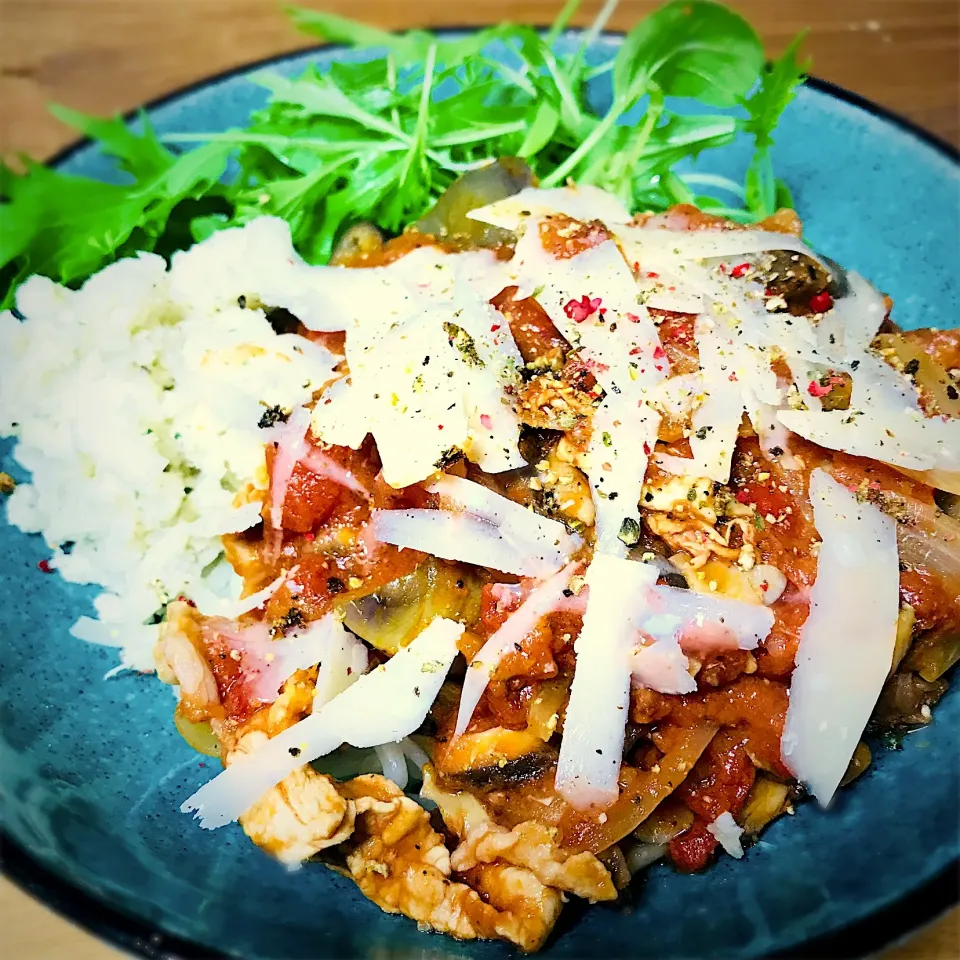 パルメジャーノレッジャーノと豚肉と茄子舞茸椎茸のトマトソース、ソフト麺、ハーブマッシュポテト、ヤングリーフ🌿|長谷川裕子さん