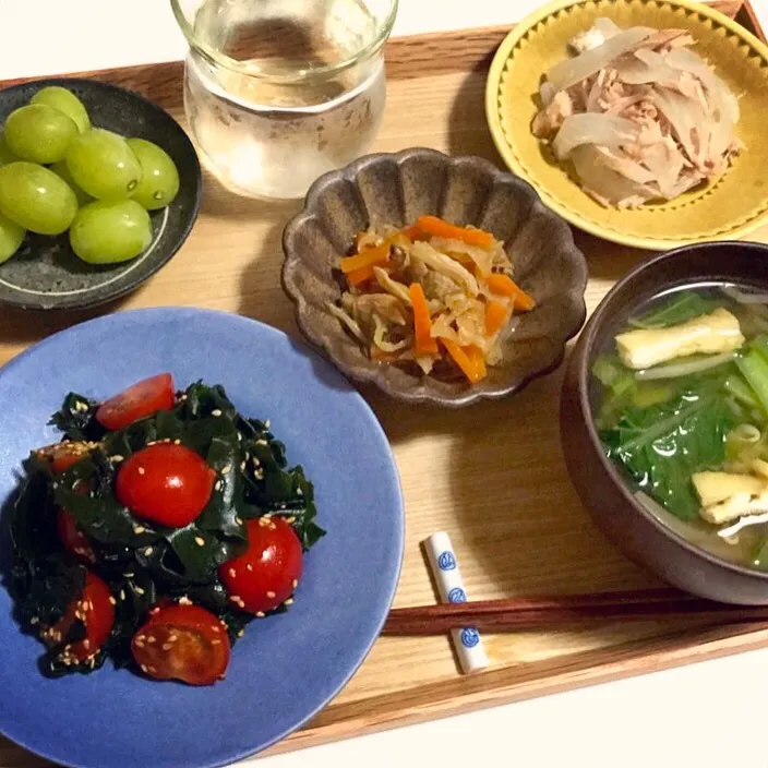 トマトとワカメの中華風サラダ／切り干し大根とにんじんとアサリのしょうが煮／シーチキンと玉ねぎのレモン醤油和え／小松菜ともやしと油揚げのみそ汁／マスカット|mogwaiさん