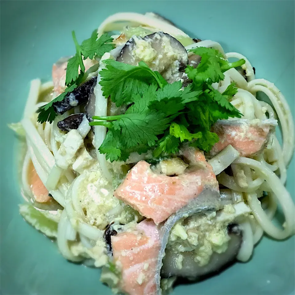 Salmon, celery and mushroom stewed noodles|Anita Chiamさん