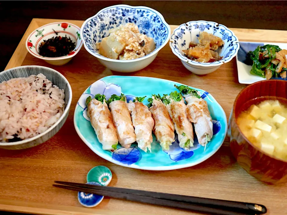 Snapdishの料理写真:カイワレの肉巻き 五目ひじき 高野豆腐のきのこあんかけ サツマイモのバター醤油煮 ニラの胡麻和え 味噌汁|NAKATAさん