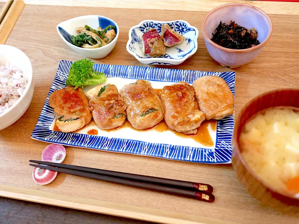 豆腐の肉巻き ニラの胡麻和え サツマイモのバター醤油煮 五目ひじき 味噌汁|NAKATAさん