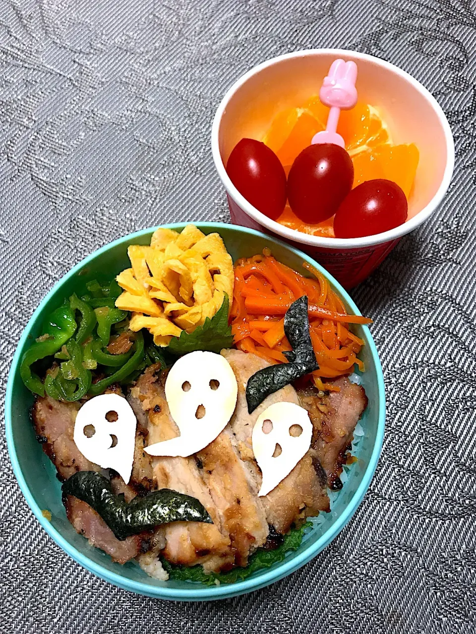 挽き肉が冷蔵庫から消えていた😱焦って今日の夕飯用の豚肉の味噌麹漬け焼いたら焦げた😱もはや何をしたいのかわからないお弁当になってしまった。少しだけハロウィン気分🎃👻🦇のっけ弁当と言うのこれ？おばけ3姉妹。兄弟じゃないよ。|RKさん