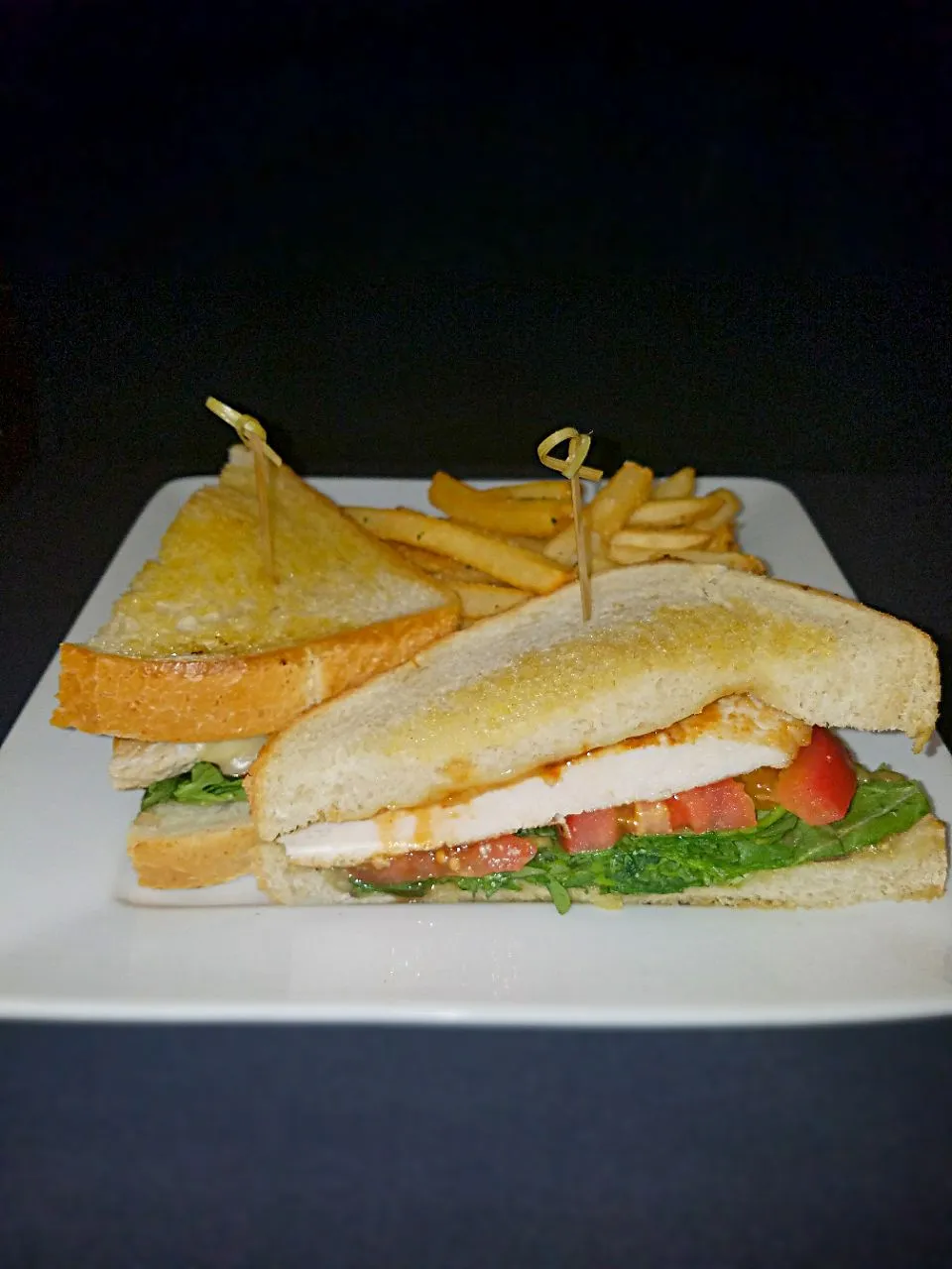 bbq chicken and banana guac sandwhich. A 7 ounce chicken breast grilled, then topped with a spicy BBQ, pepper jack cheese, on top of lettuce and tomato and a ba|Melissa Greenさん