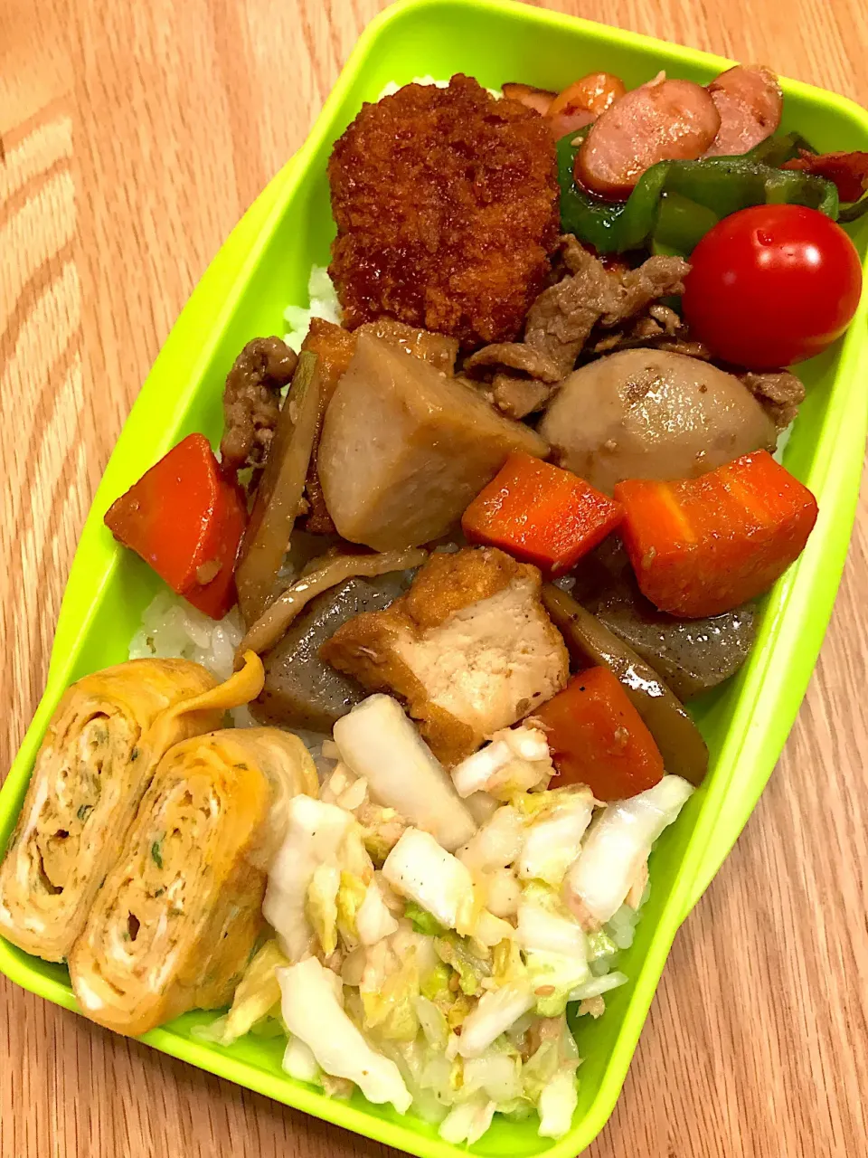 2017.10.13 中2＆高2男子 里芋煮弁当〜(*´∇｀*)ｵﾂｶﾚｻﾏー
#高2弁当 #中2弁当 #お弁当 #里芋煮 #白菜サラダ|mari-pさん