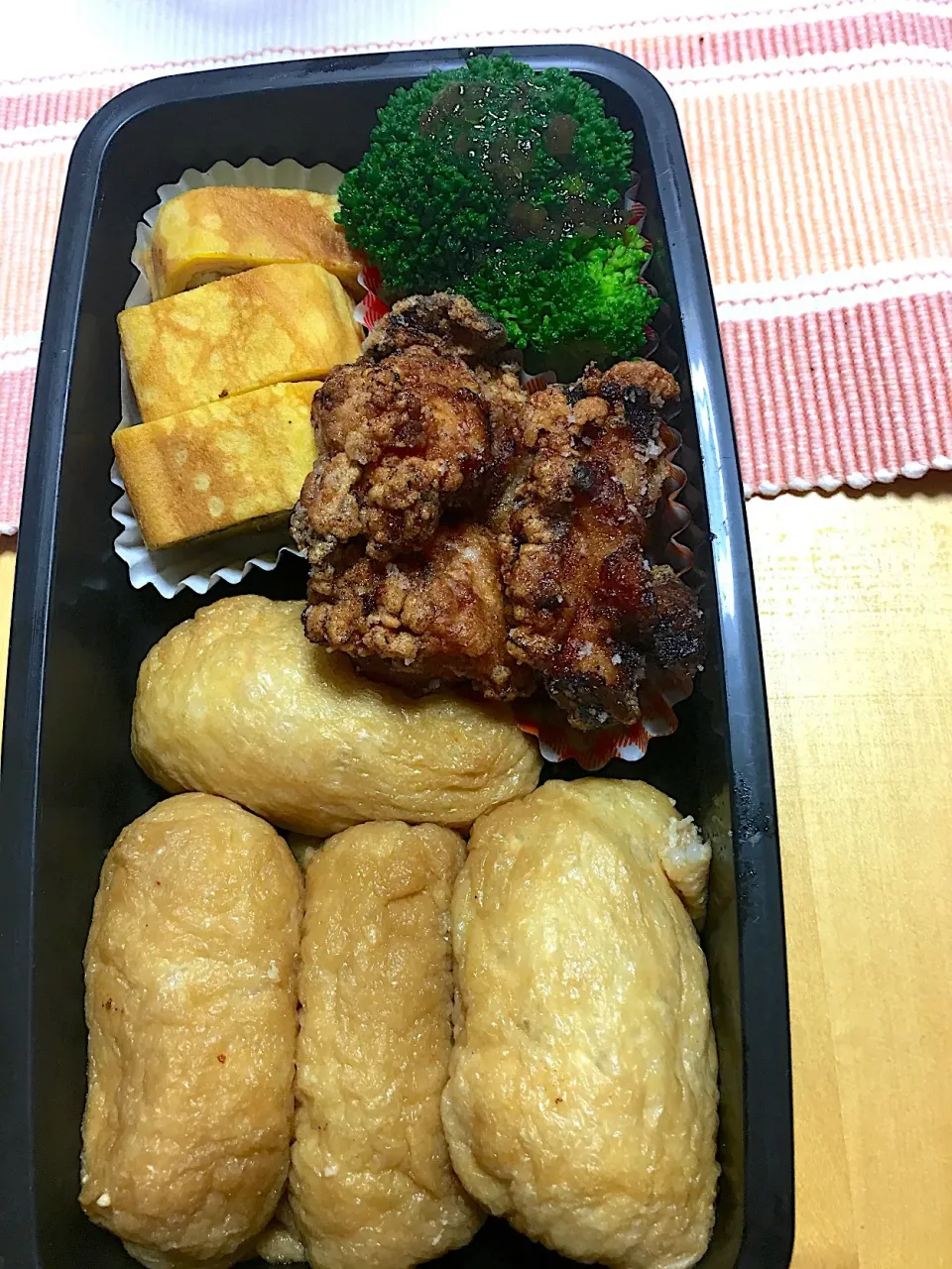 おいなりさん 鳥唐揚げ 卵焼き ブロッコリー弁当。|Kumiko Kimuraさん