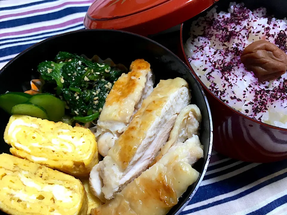 部活弁当（チキンステーキレモンペッパー風味、卵焼き、ほうれん草胡麻和え）|もじゅさん