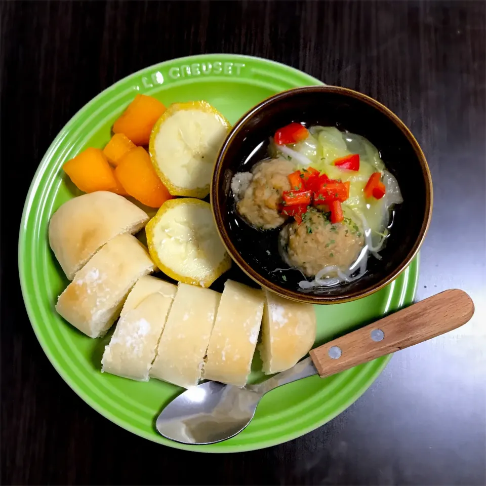 10/13❁息子 朝ごはん☀️
米粉のロールパン
肉だんご野菜スープ
(キャベツ・もやし・ネギ・パプリカ・肉だんご・白だし)
バナナ🍌
柿|つんさん