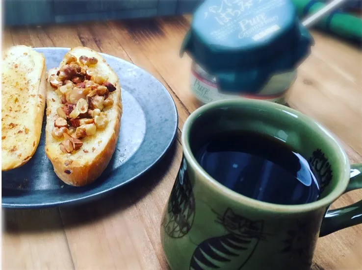 はちみつナッツバターパンとコーヒーの朝ごパン🥖|sai_._ka.1110さん