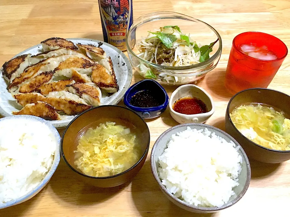 10/12晩ごはん(*'ｪ`*)

特製餃子❤️
卵スープ
オニスラと海藻のサラダ
ご飯
東北限定プレモル|さくたえさん