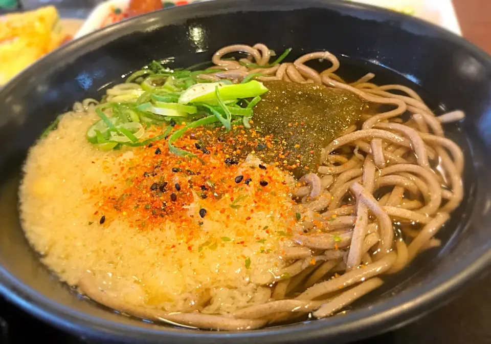 うーむ…天かすは要らないよって言ったのに😢その上、麺がノビ気味のかけ蕎麦😩|にゃあ（芸名）さん