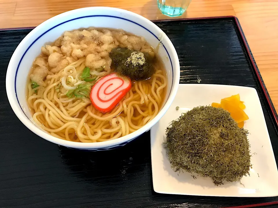 Snapdishの料理写真:川の駅新湊🚉のかけ中🍜
#うどん出汁で食べる中華麺です。
新湊曳山祭にて食べて来ました。
信じがたいが、これでワンコインです✨  
美味しいかったです。|JUNさん