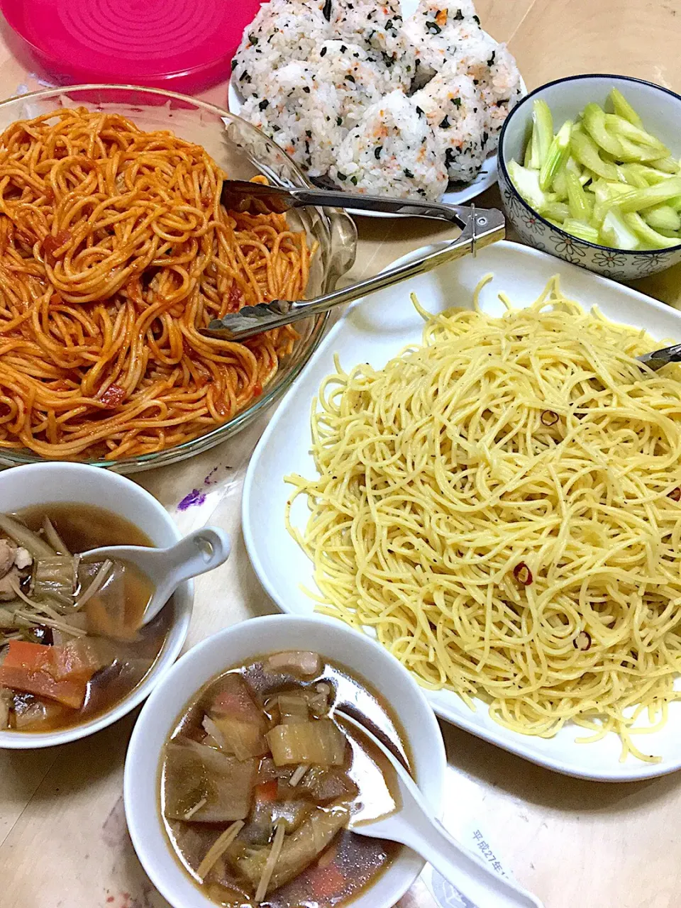 ペペロンチーノ ナポリタン あまりご飯でワカメおにぎり🍙  セロリ漬物  炭水化物だらけ(^_^;)|abekoさん