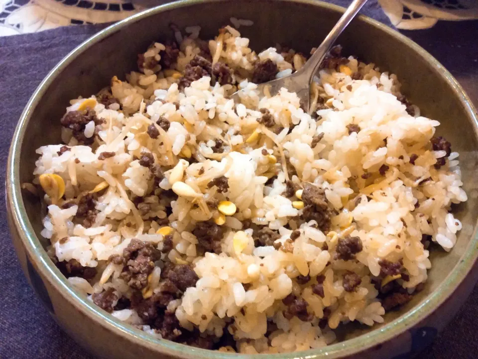 珍しく妹が作ってくれた料理❗️
もやしご飯🍚😋|アライさんさん