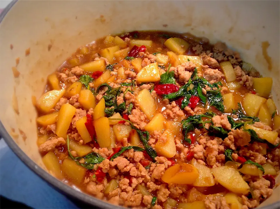 Pork, potato, Thai basil and dried chili stir fry|Anita Chiamさん