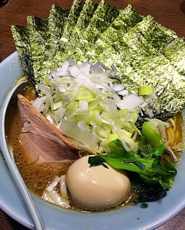 Snapdishの料理写真:麺家 黒 とんこつ醤油ラーメン 東京目黒区|ガク魁‼︎男飯さん