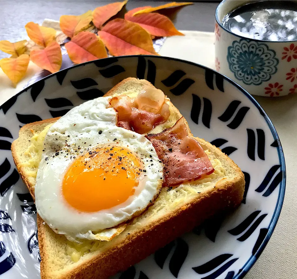 Snapdishの料理写真:朝ごはん  チーズベーコンエッグトースト🍞|砂雪さん