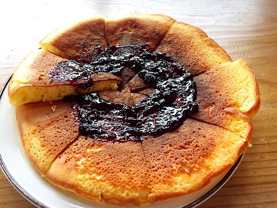 Snapdishの料理写真:ちぎりクリームチーズいりパンケーキ🥞とブルーベリージャム|pepiさん