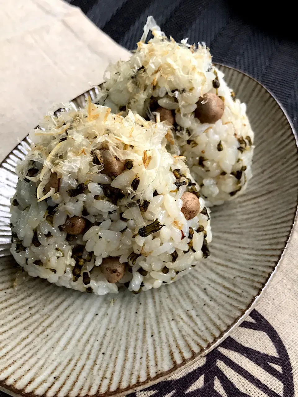 シソの実とむかごのおにぎり🍙 最近ハマってる『いわし節』で|あまねこ🌿さん