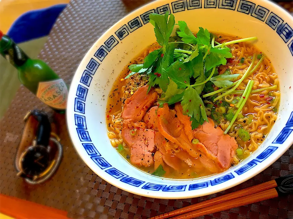 鴨スモークチキンラーメン~ハラペーニョソース~
#ありあわせ #寝起きのラーメン #チキンラーメン #鴨スモーク #Tabascoハラペーニョ|たつやん。さん