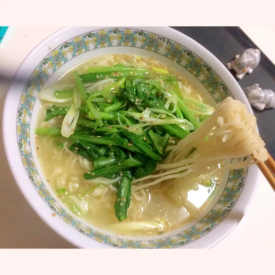 ごま油で炒めた小松菜ドッサリ   サッポロ一番塩ラーメン            シャッキシャキ|Takeshi  Nagakiさん