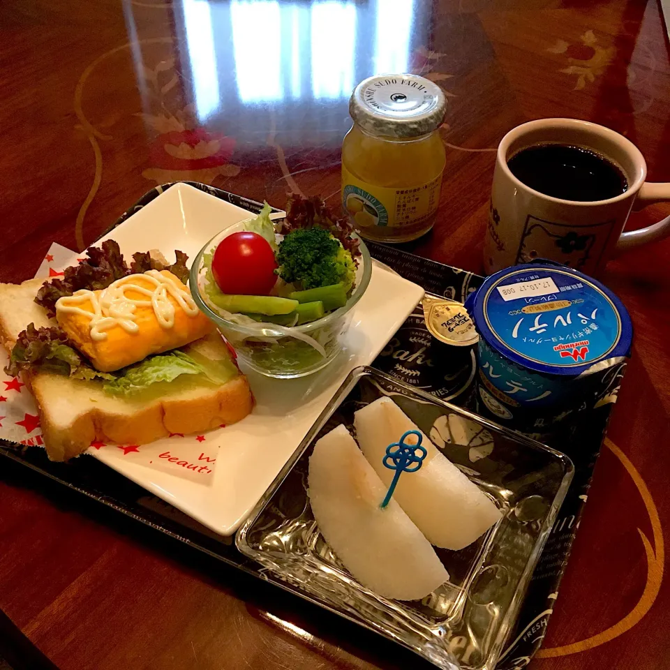 今日の朝ごパン(๑´ڡ`๑)厚焼き玉子サンド、サラダ、梨、ギリシャヨーグルト、珈琲|mayumiさん