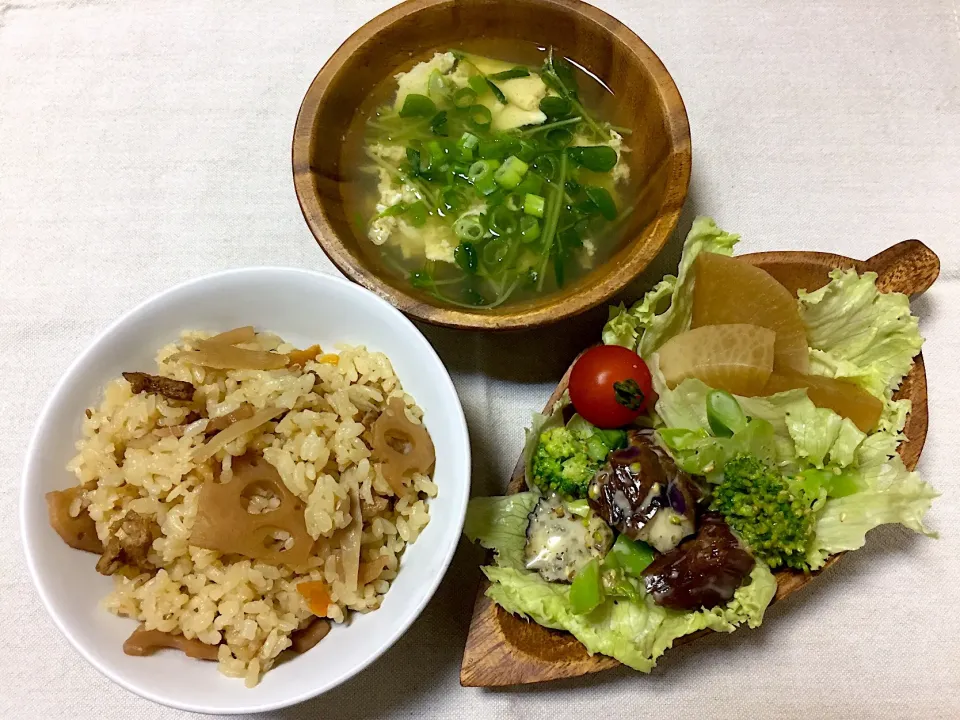 きんぴら蓮根風炊き込みご飯（グリコ）、豆苗と卵のお吸い物、大根の煮物、茄子とブロッコリーのゴマサラダ|jackybeanさん