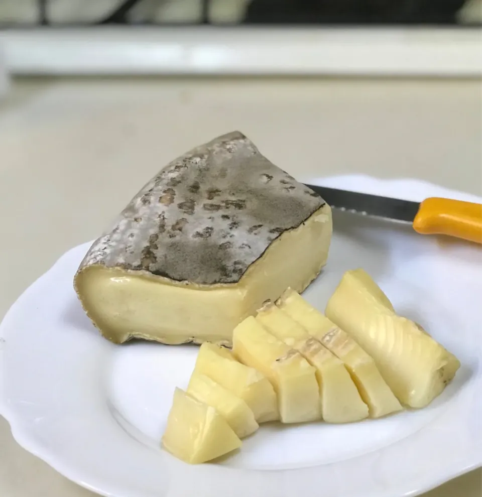 チーズも買った。
サン=ネクテール。
皮は外して食べます。
ねっとりとしたマイルドな味。|織友さん