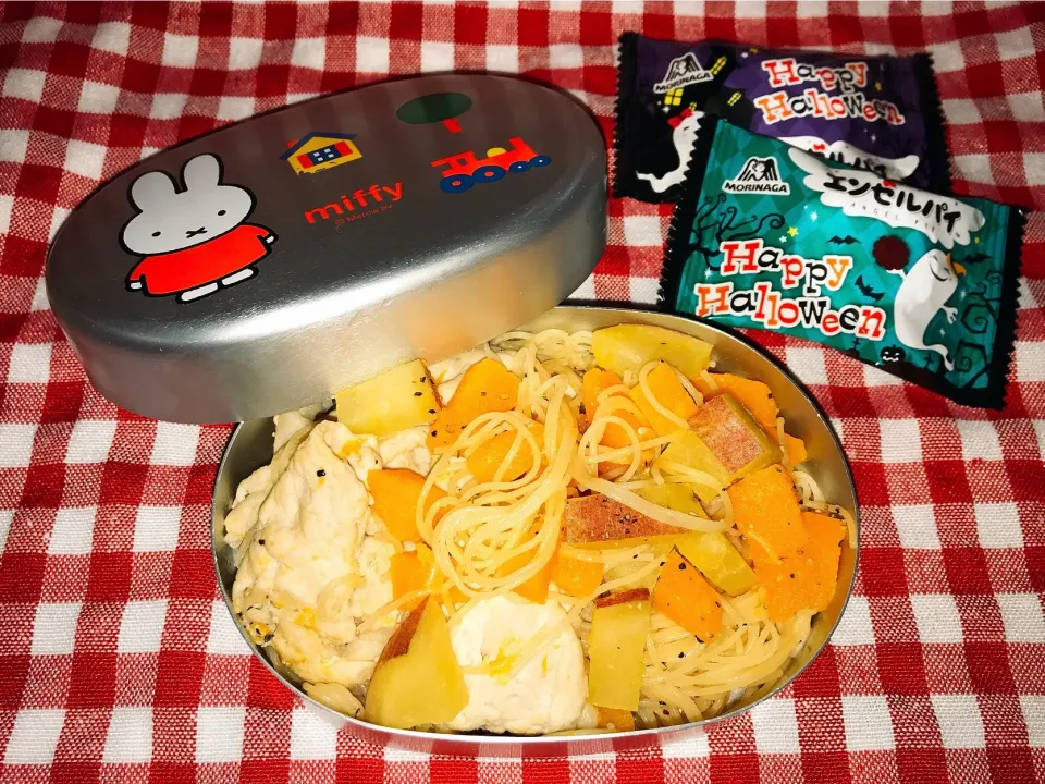 カボ芋ブタのビーフン弁当。粒コショウがアクセントに。#ハロウィン弁当|mikaさん