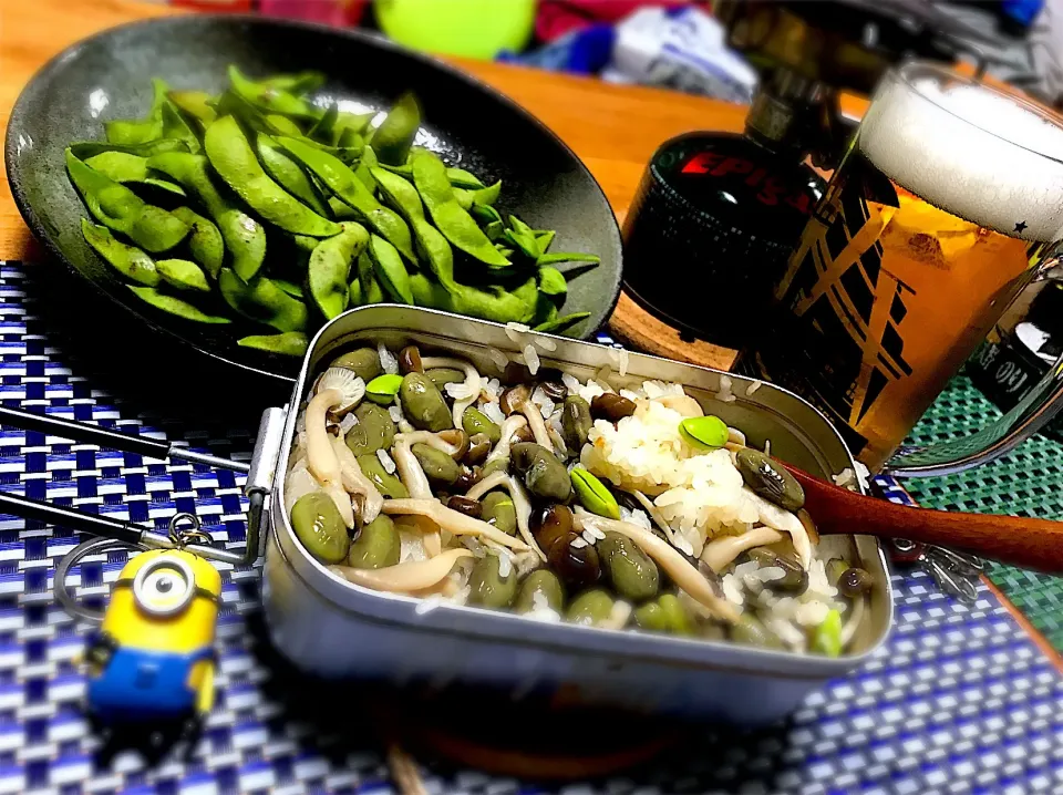 丹波の黒豆、黒枝豆をいただいたのでさっと茹でてビールと一緒に！
➕黒枝豆ご飯を飯盒でヤマメシ風にしめじと一緒に炊き込んだ(#^.^#)|まちゃさん