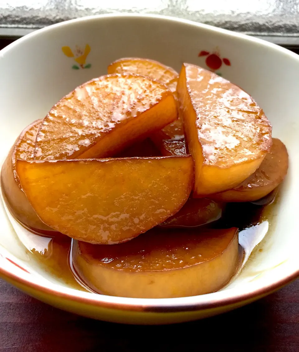 大根の煮物です。ごま油を入れて煮てるので風味が豊かです。ご飯がすすむ大好きなおかずです。|みっちんさん