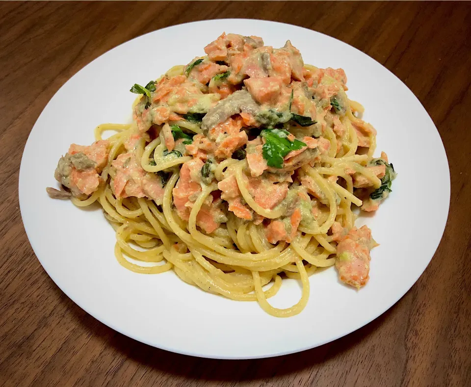 Skinny Alfredo (Avocado and milk instead of cream) salmon spaghetti|Anita Chiamさん