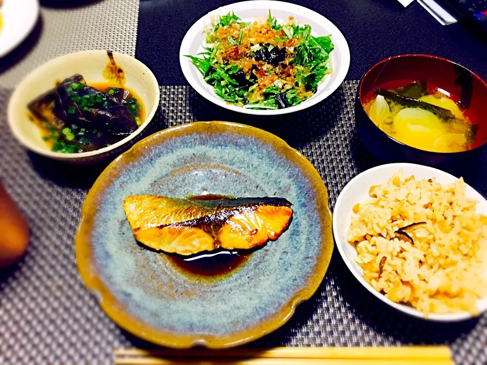 ハマチ照り焼き、ナスの揚げ浸し、水菜のサラダ、ジャガイモの味噌汁、炊き込みご飯|ありかさん