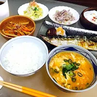 Snapdishの料理写真:鯖の塩焼き
りんごヨーグルト
きんぴら
白菜のごま和え
もやしのゆかり和え
赤からスープ|はちさん