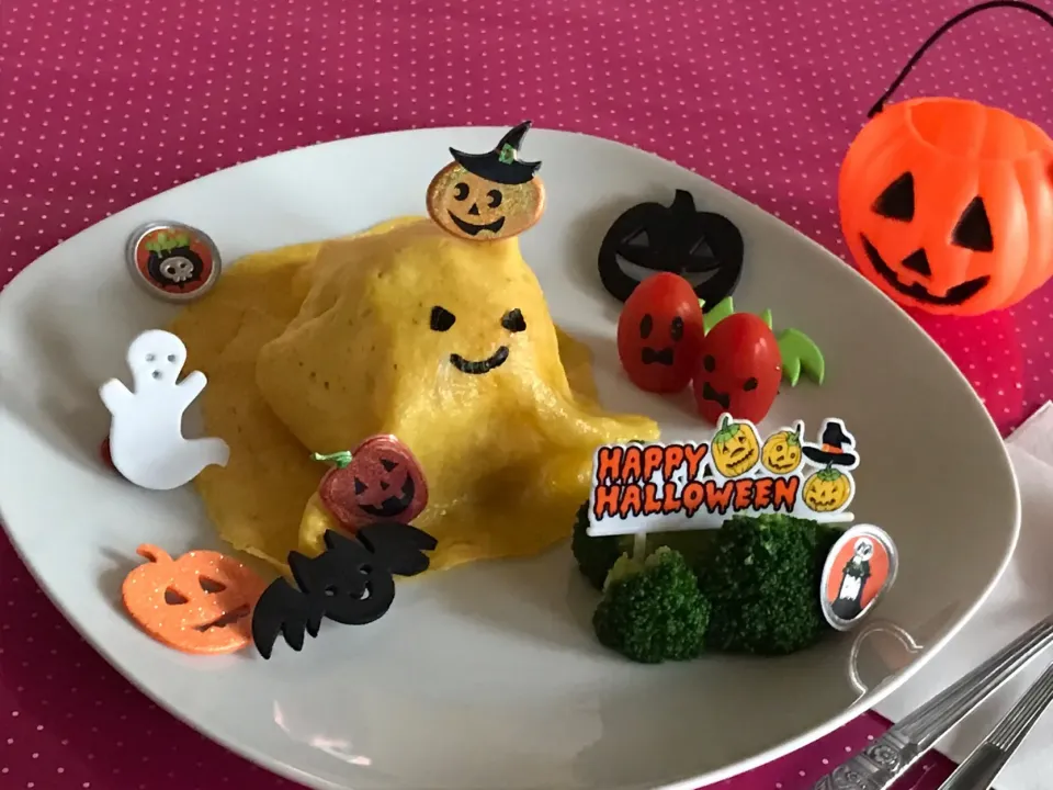 Snapdishの料理写真:いつものオムライスをちょっとアレンジ🎃
ハロウィン風おばけちゃんに仕上げました👻|Ｌilicaさん