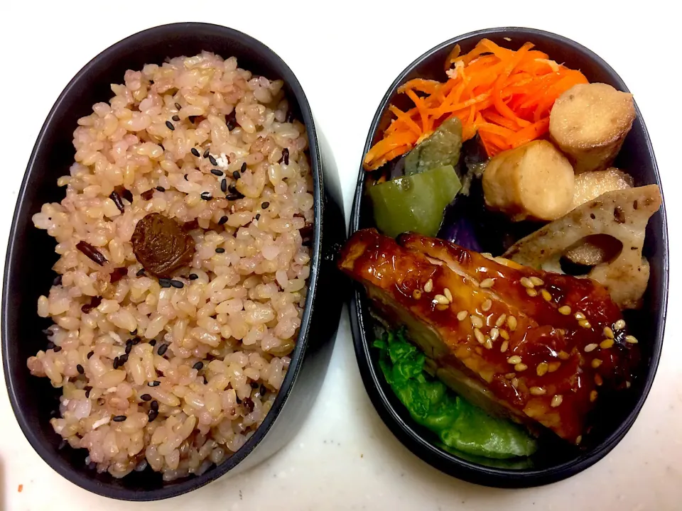 #今日のお弁当 鶏の照り焼き、茄子とピーマンの揚げびたし、長芋のバター醤油焼、焼き蓮根のぽん酢和え、人参のツナサラダ|Victoryageさん