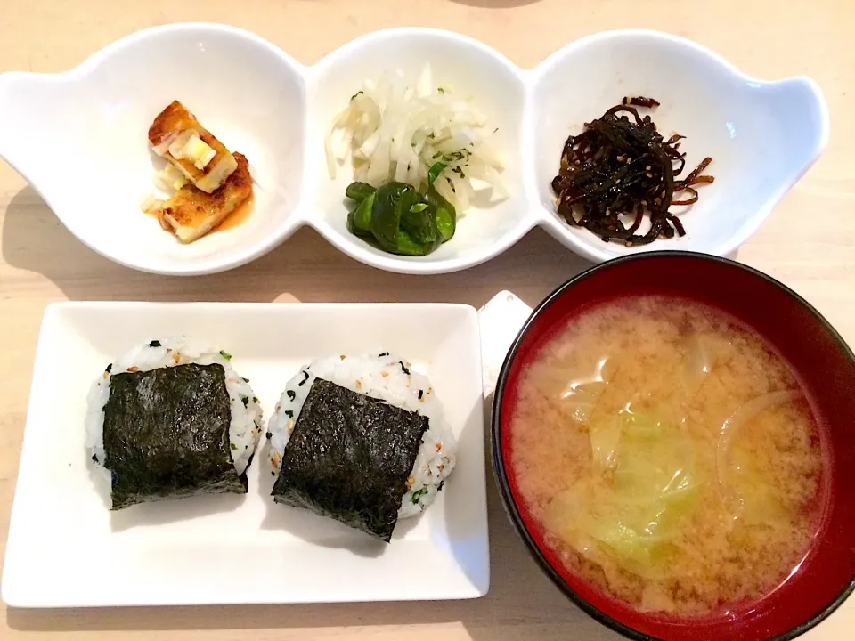 今日の男子料理 朝食だよぉ〜2017/10/15 オニギリ🍙
#オニギリ #さつま揚げ #大根皮お新香 #昆布佃煮|Booパパさん