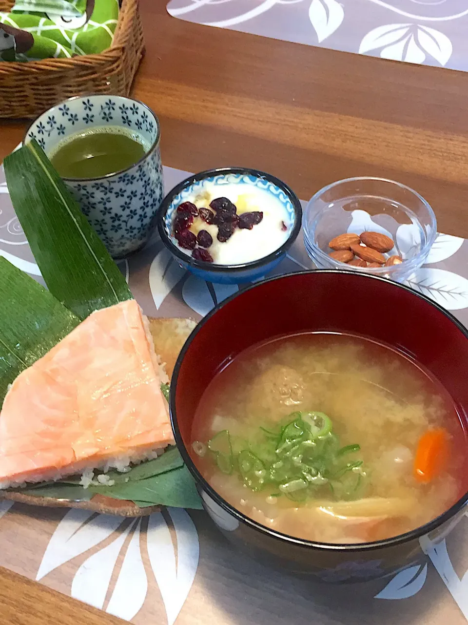 朝ごはん
鱒寿司、肉団子と大根と人参とごぼうと揚げの味噌汁、クランベリー添えヨーグルト、アーモンド、緑茶|かよちゃんさん