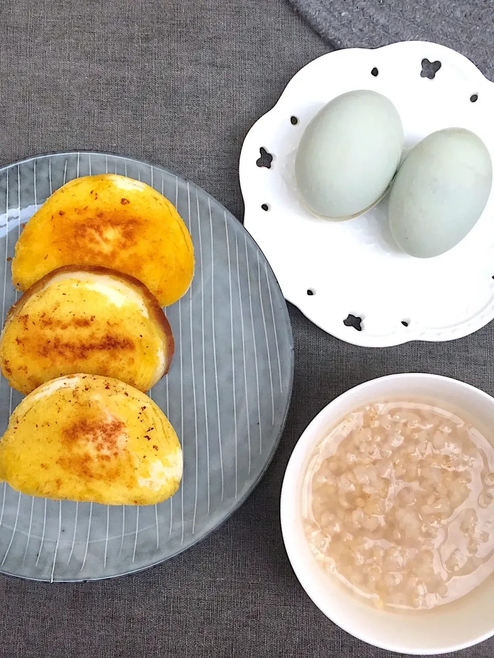 煎馒头片儿+海鸭蛋+糙米粥|木香小筑さん