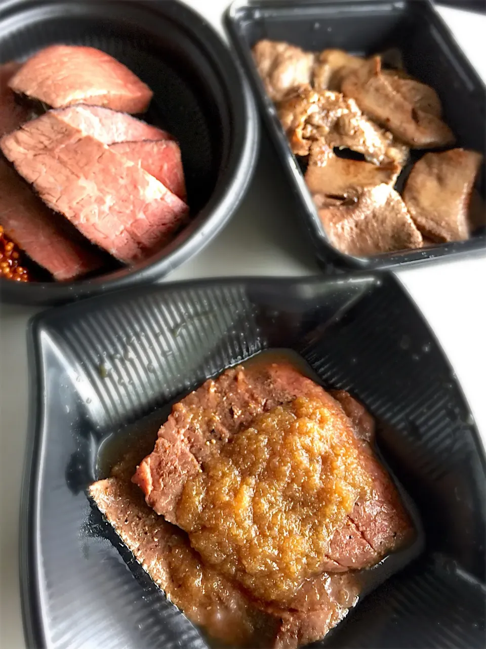 朝から肉食べまくりの日曜日。真ん中手前が西麻布けんしろう。雨に負けず来た甲斐ある柔らかさ。|うきさん