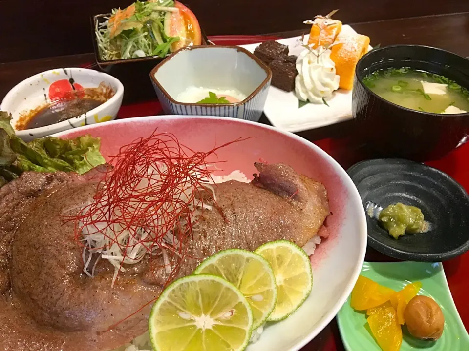 #2017あまくさ丼丼フェア 7杯目
#飯屋心酔 「天草黒毛和牛サーロイン炙り丼」|神力屋 火酒さん