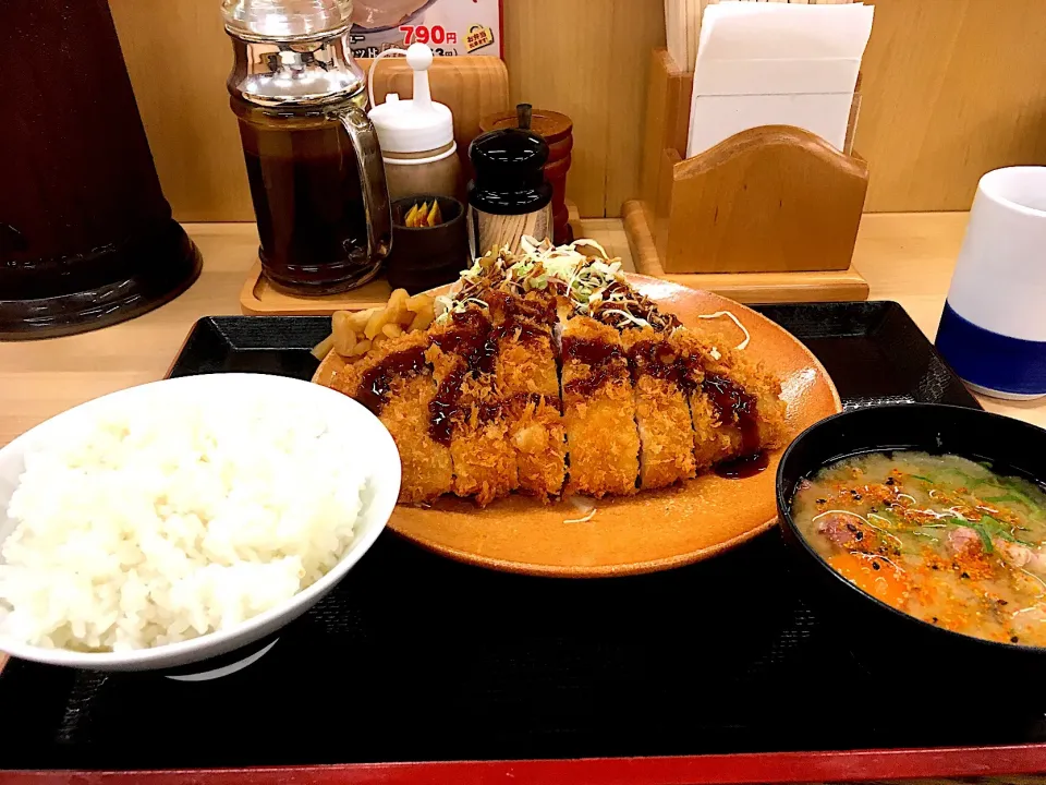 Snapdishの料理写真:夜勤明け休みの今日は久しぶりにロースカツ定食🐷|Tarou  Masayukiさん