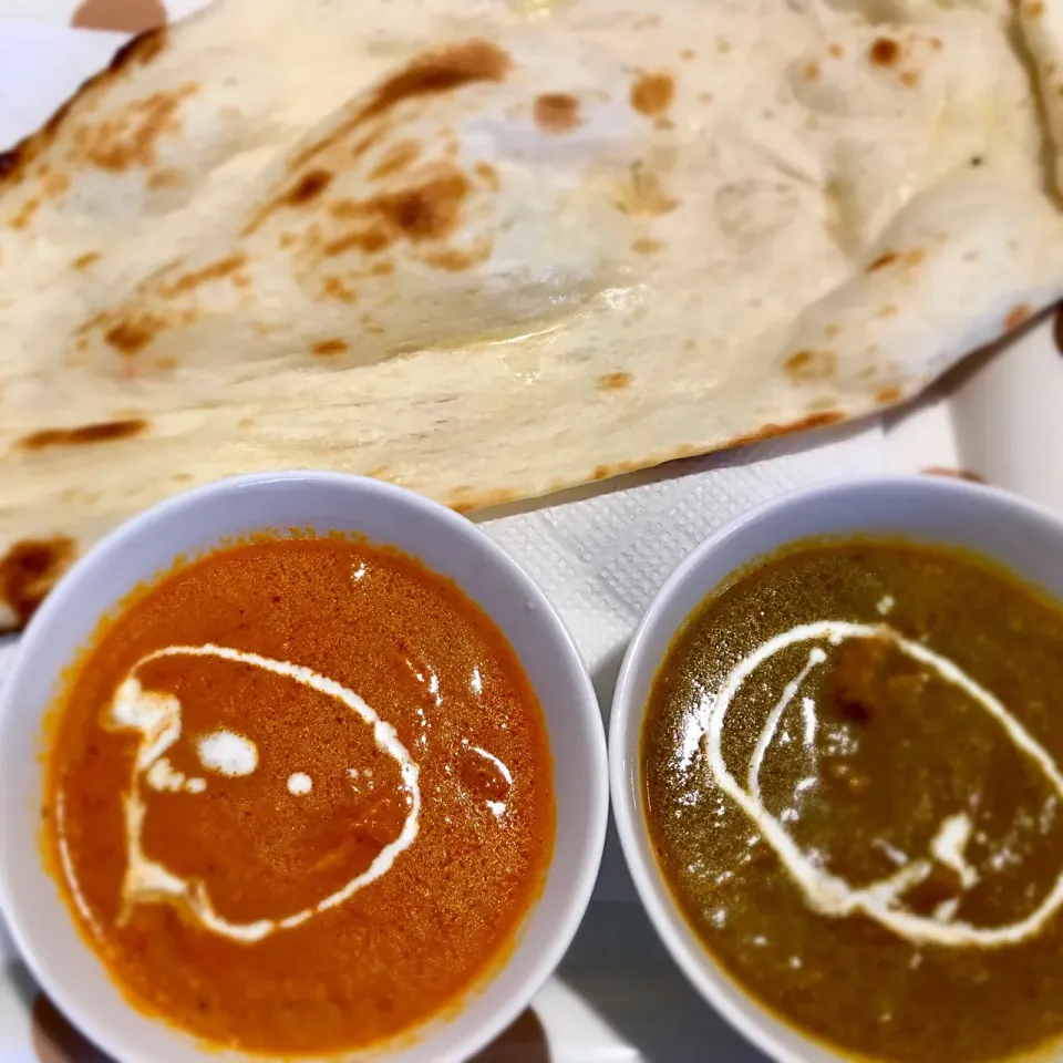 Snapdishの料理写真:Butter chicken curry 
Spinach curry 
Nan|venerdiさん