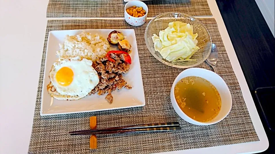 今日の夕食 ガパオライス、椎茸の味噌チーズ焼き、塩キャベツ、わかめスープ|pinknari🐰🌈さん