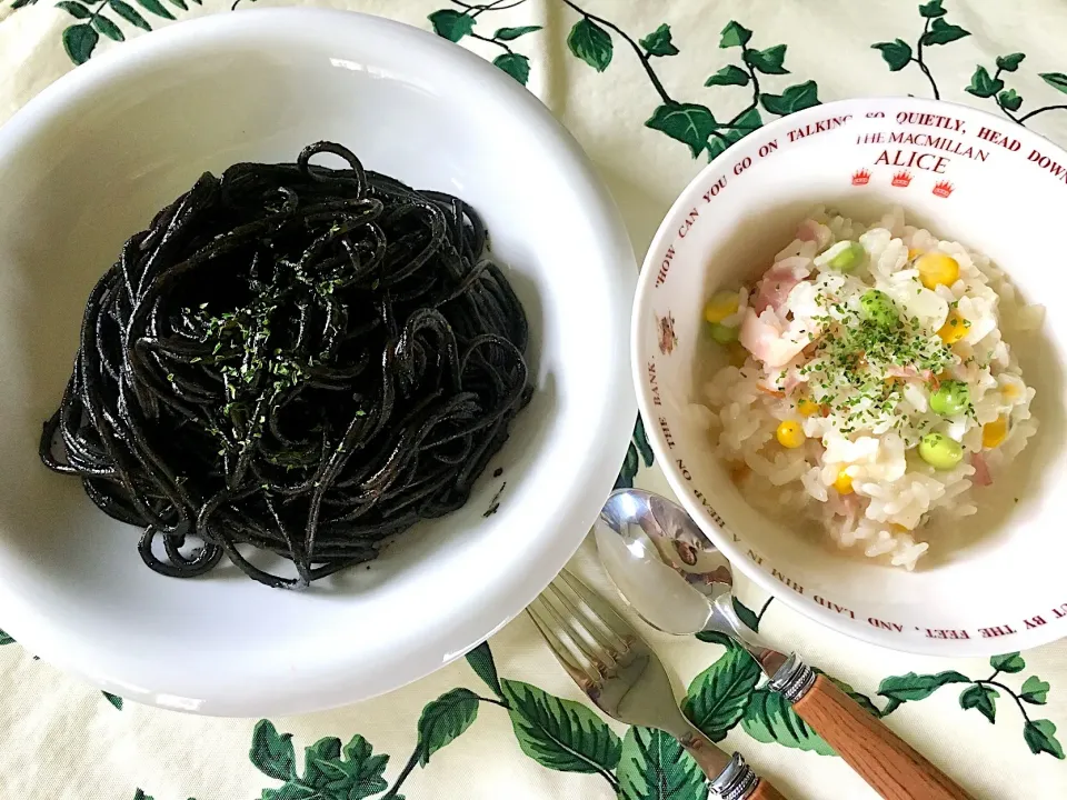 Snapdishの料理写真:イカスミパスタと 
残りご飯で なんちゃって リゾット|Naomi.fさん