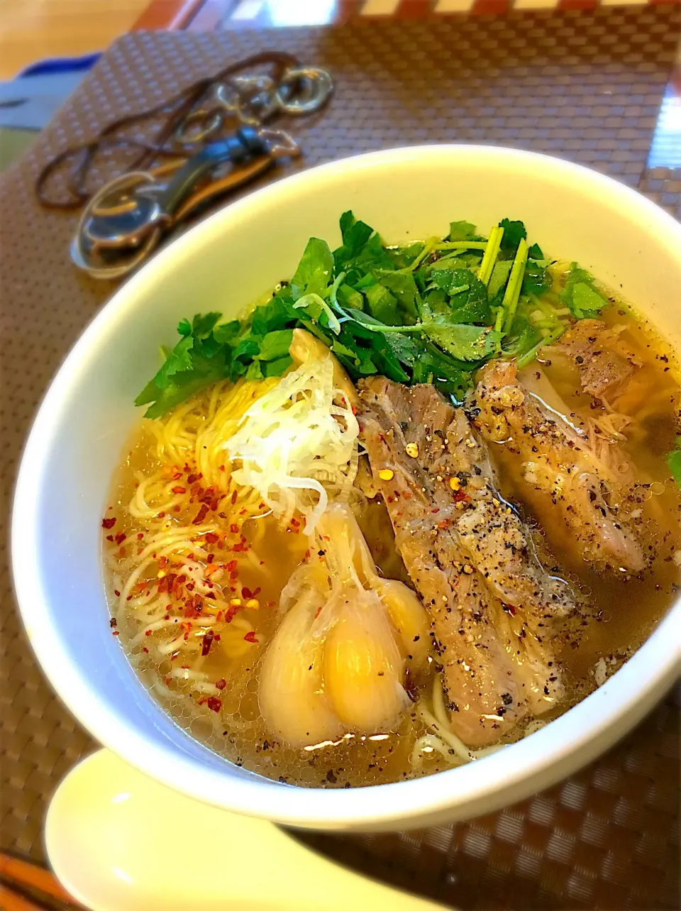 肉骨茶ラーメンでランチ

#ラーメン #肉骨茶 #細麺 #ランチ #スペアリブ #あっさり #エスニック|たつやん。さん