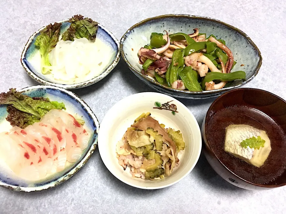 刺身2種、ゴーヤ丼、ピーマンとイカの炒め物、吸物|Orie Uekiさん